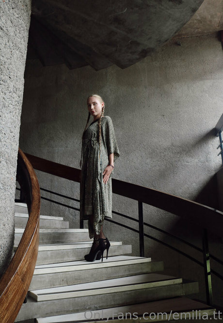 タイのレディーボーイオンリーファンズ アートヌード 写真