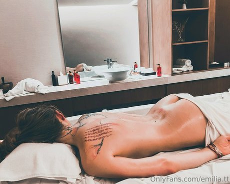 emilia tt 裸の女優 写真