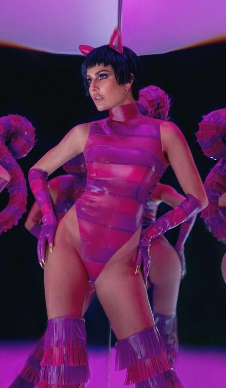 Deborah Secco アートモデル 写真