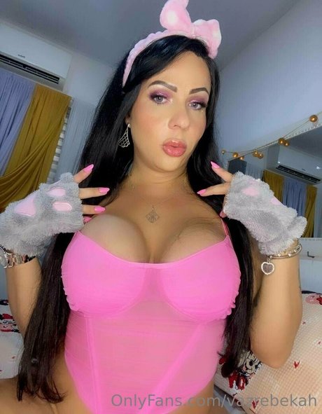 曲線美のラテン系オンリーファンズ 美しい 写真