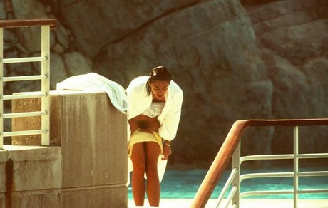 Elizabeth Hurley ヌードモデル 画像