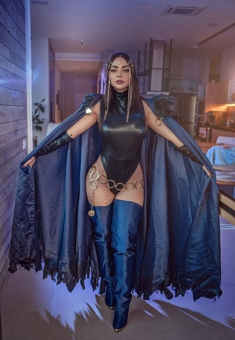 Nyvi Estephan 裸のスター 写真