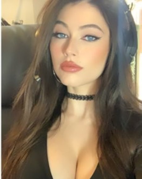 巨乳で曲線美のOnlyFans 無料裸 画像