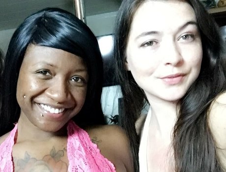 ラテン系ティーンオンリーファンズ アート裸 写真