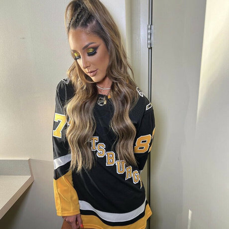 Dr Britt Baker ヌードモデル 画像