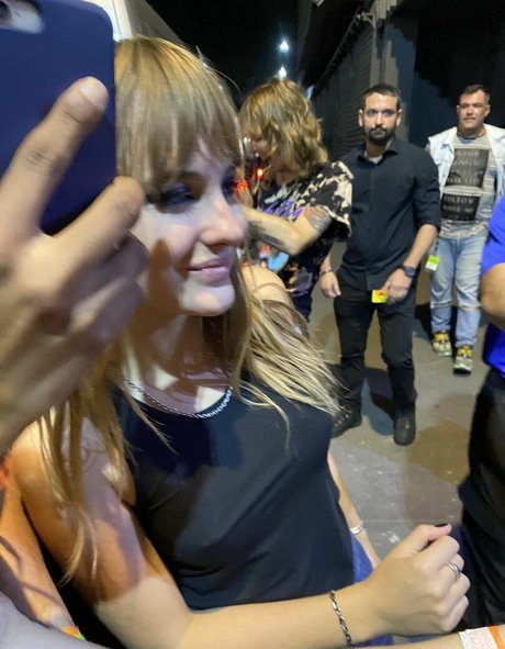 Victoria De Angelis スター ヌード 画像