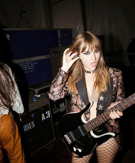 Victoria De Angelis XXXモデル 画像