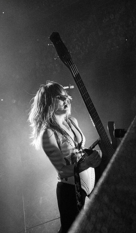 Victoria De Angelis 素敵なモデル 画像