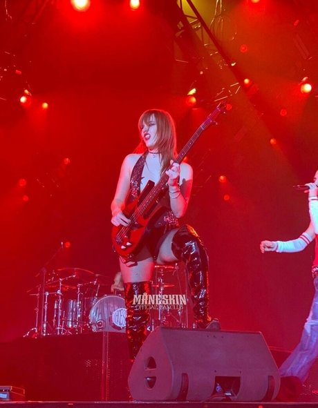 Victoria De Angelis 無料のスター ギャラリー