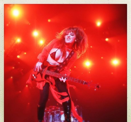 Victoria De Angelis HDスター ギャラリー