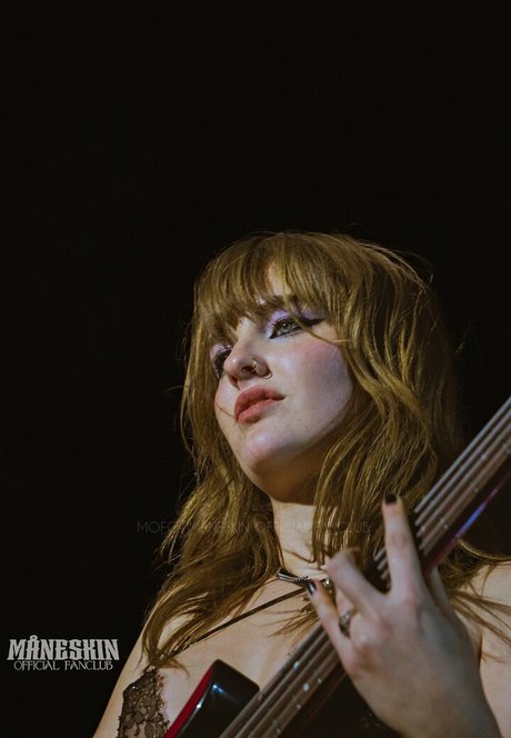 Victoria De Angelis スター ヌード 写真