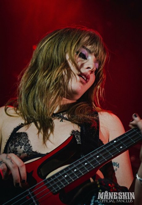 Victoria De Angelis アートスター 画像