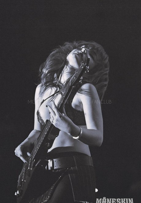 Victoria De Angelis 高品質スター 写真