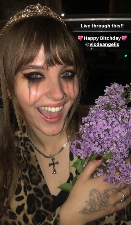 Victoria De Angelis スター ヌード 写真