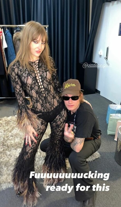 Victoria De Angelis ポルノモデル 写真