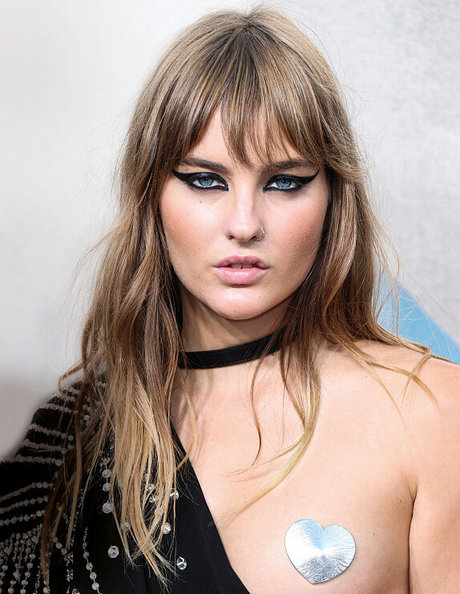 Victoria De Angelis 女優 写真