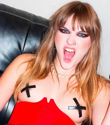 Victoria De Angelis ポルノスター 無料 写真