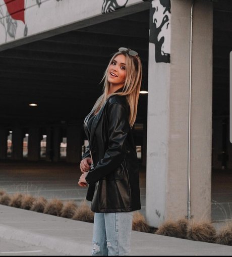 赤毛の太めOnlyFans ホットセクシー 画像