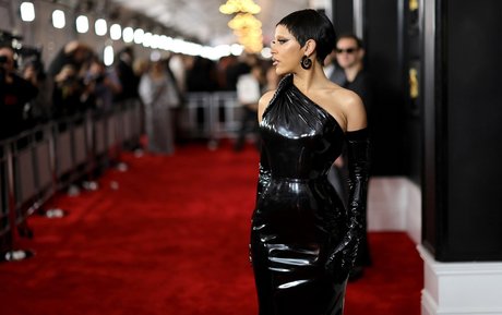 毛深いアジア人オンリーファンズ セクシーヌード 画像