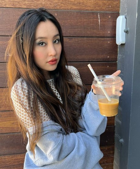 ピアス乳首オンリーファンズ ポルノ 画像