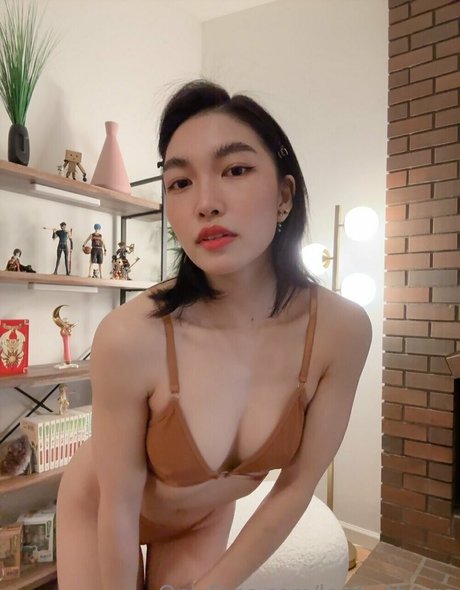 ルビーオンリーファン セクシー裸 写真