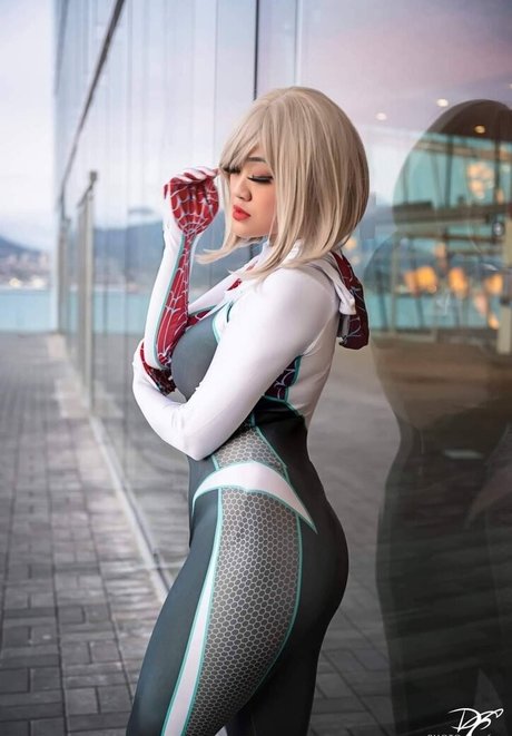 曲線美のラテン系オンリーファンズ えろた 写真