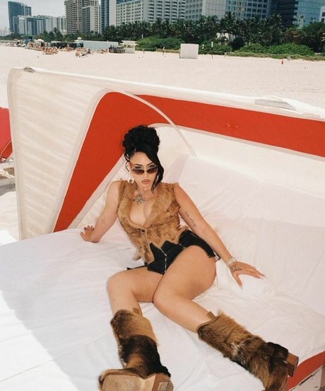 Kali Uchis アート女優 写真