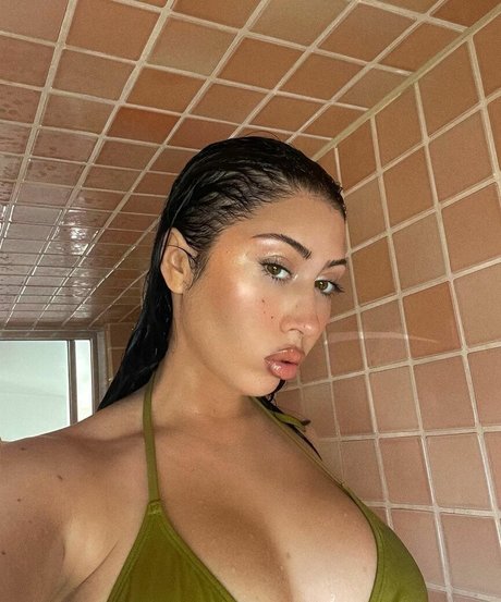 かわいいシーメールオンリーファンズ 無料アダルト 写真