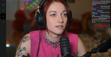 巨乳で曲線美のOnlyFans セクシーヌード ギャラリー