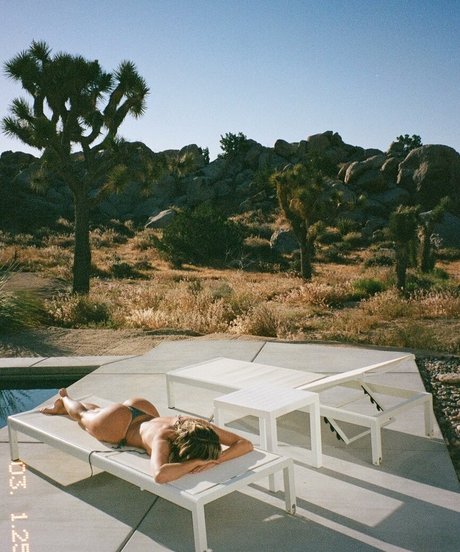 痩せたティーンのオンリーファンズ ポルノ 画像