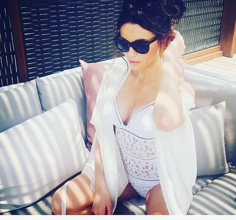 曲線美の女の子オンリーファンズ 無料ヌード アーカイブ