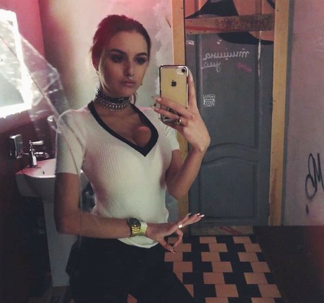 毛深いアジア人オンリーファンズ アダルト 画像