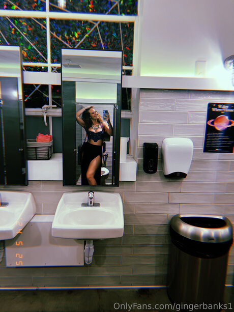 巨乳の黒人女性オンリーファンズ HD 写真