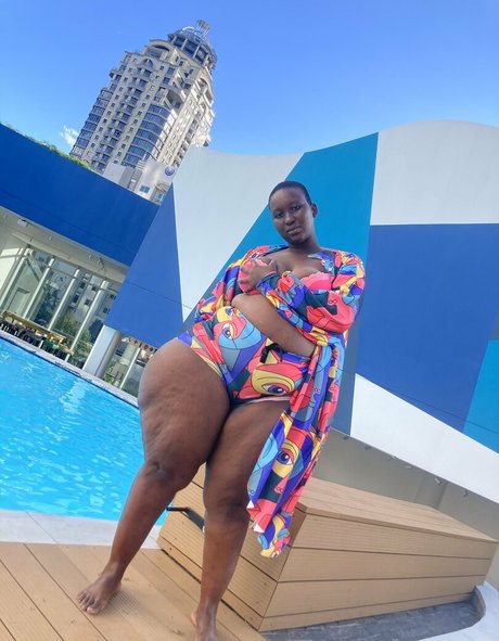 背が高くて巨乳のOnlyFans セクシーヌード 写真