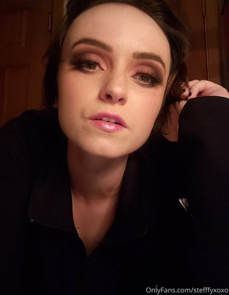 巨乳ティーンオンリーファンズ ヌード 画像