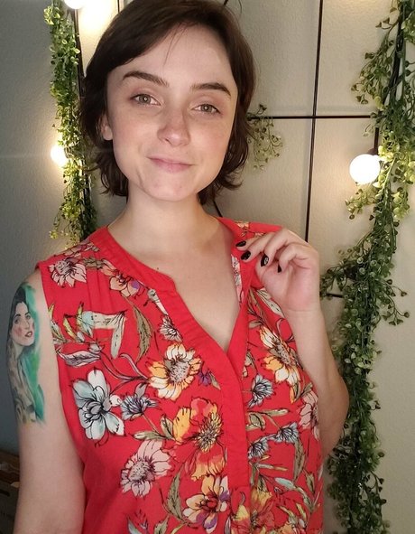 小さいチンポのシーメールOnlyFans ベスト 画像