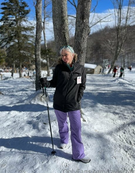曲線美の女の子オンリーファンズ ヌード ギャラリー