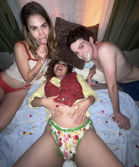 Remi Wolf ポルノスター 高品質 画像