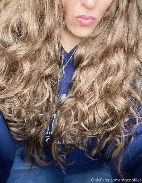 18歳のオンリーファンズ エロチック 写真