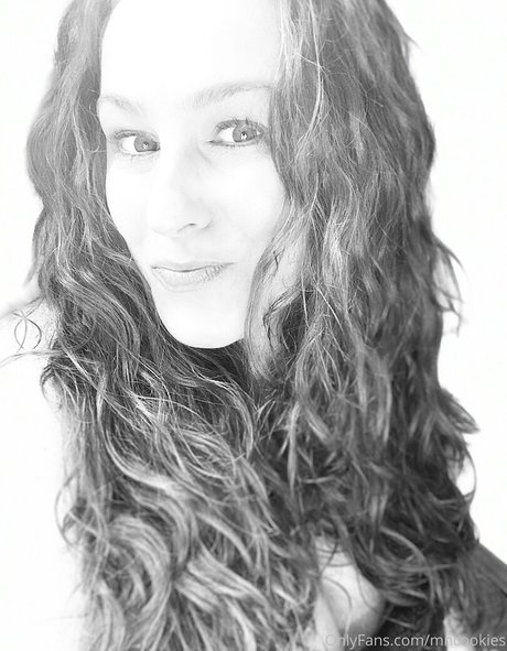 巨乳で曲線美のOnlyFans ホット裸 ギャラリー