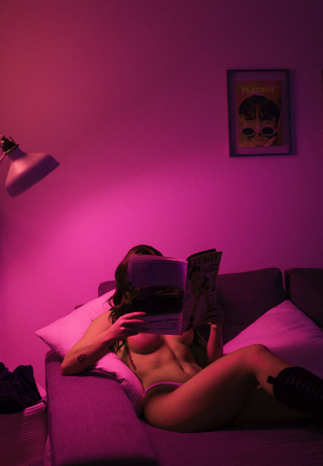 アラブのティーンズオンリーファンズ 美しいヌード 写真