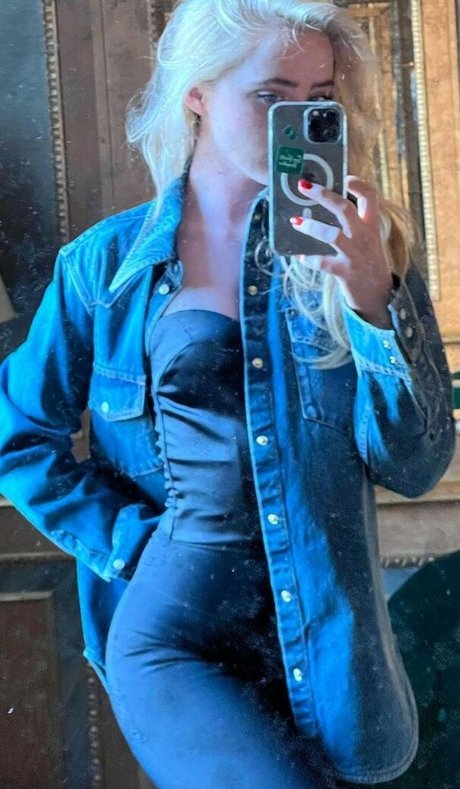 Kathryn Newton アダルトモデル 写真