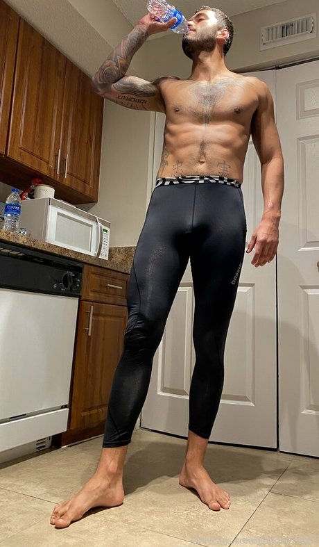 巨乳の黒人女性オンリーファンズ セクシーヌード 写真