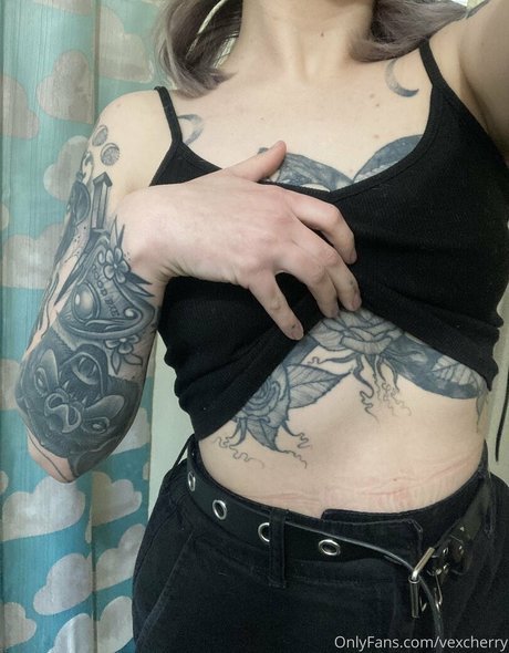 曲線美の女の子オンリーファンズ ホットポルノ 画像