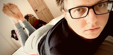 細くて大きなお尻のOnlyFans 美しい 画像