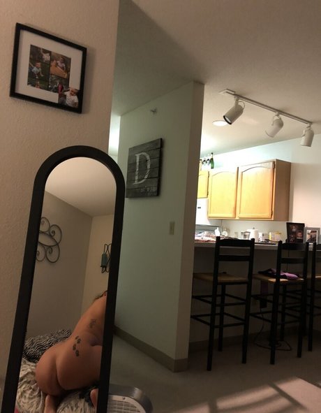 巨大なチンポを持つシーメールオンリーファンズ セクシーヌード 写真