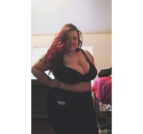 アンバー・オンリーファンズ アート裸 画像