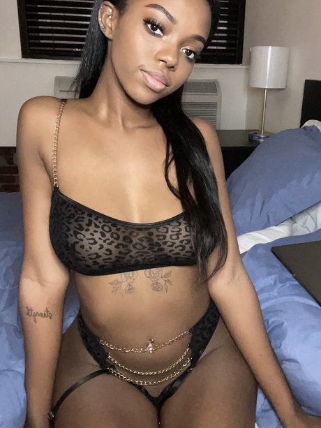 裸の熟女オンリーファンズ ポルノ 画像