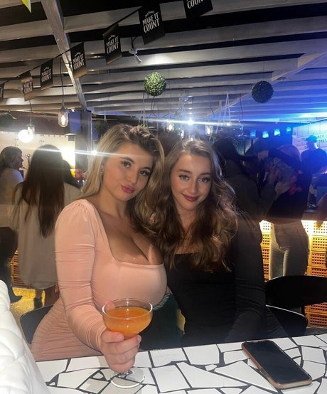 クーガーオンリーファンズ セクシー裸 画像