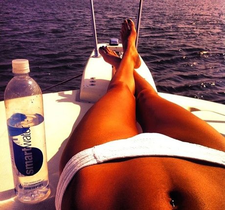 ミニドレス OnlyFans セクシー 写真